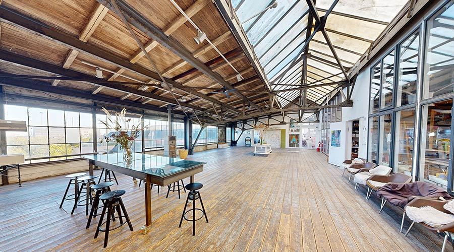 Skabelonrummet med højt loft og glaspartier
