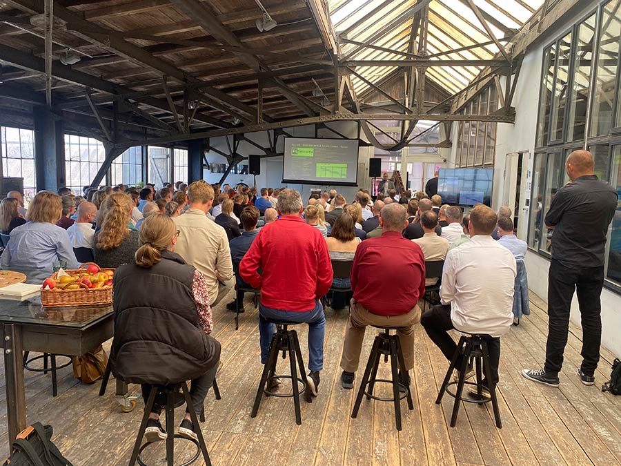 Publikum til foredrag i industrielle rammer